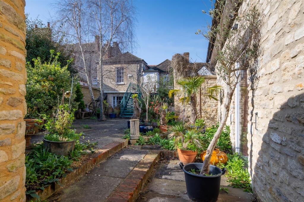 1 bed Apartment for rent in Woodstock. From Manor Oxford