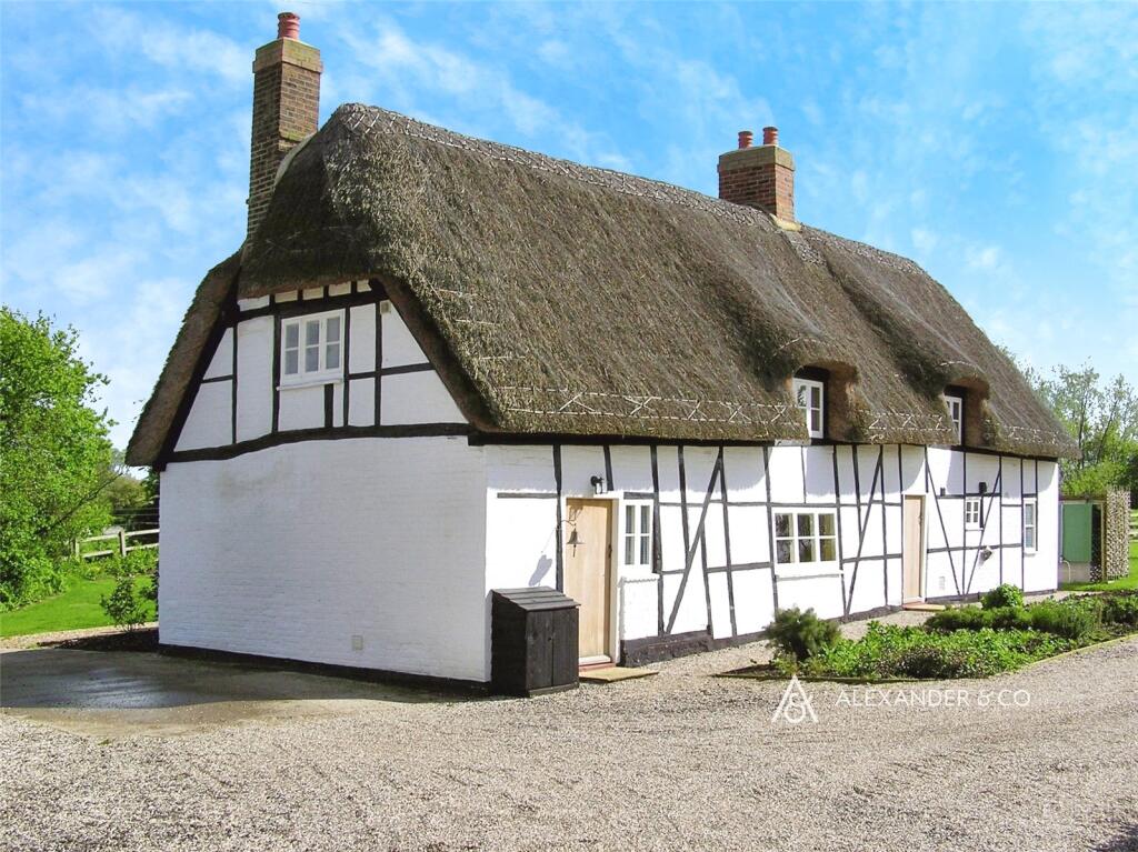 5 bed Detached for rent in Aylesbury. From Alexander & Co - Bicester 5 bed Detached for rent in Aylesbury. From Alexander & Co - Bicester