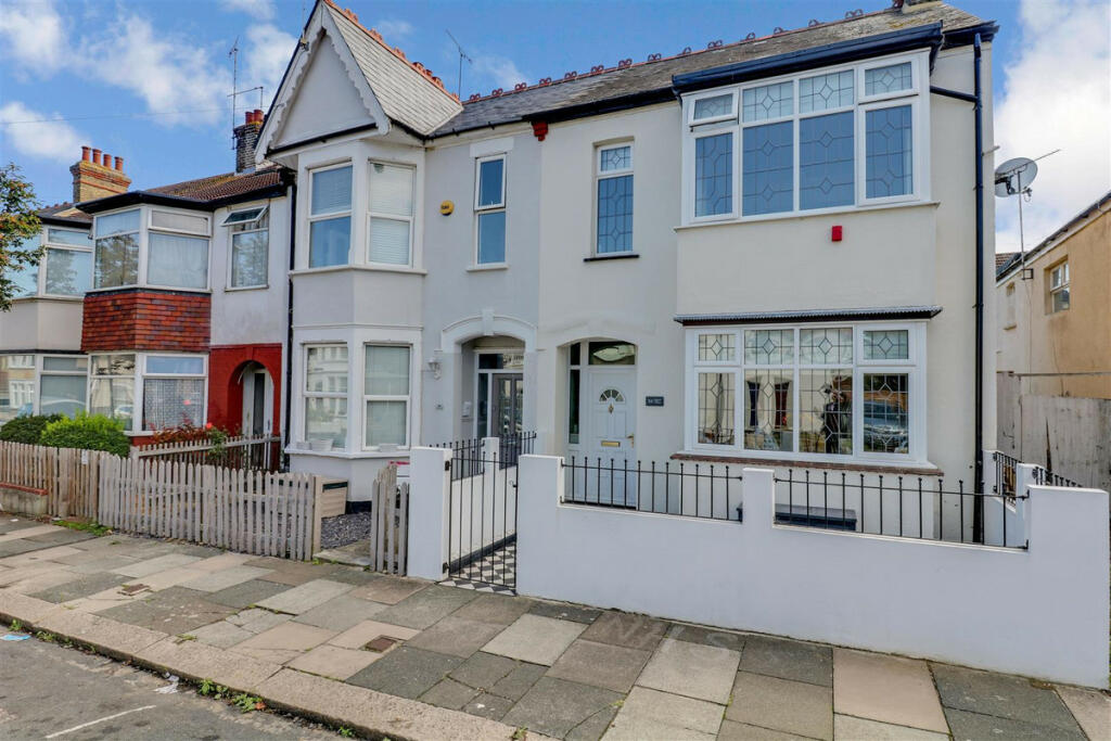 3 bed Semi-Detached House for rent in Southend-on-Sea. From Gilbert and Rose