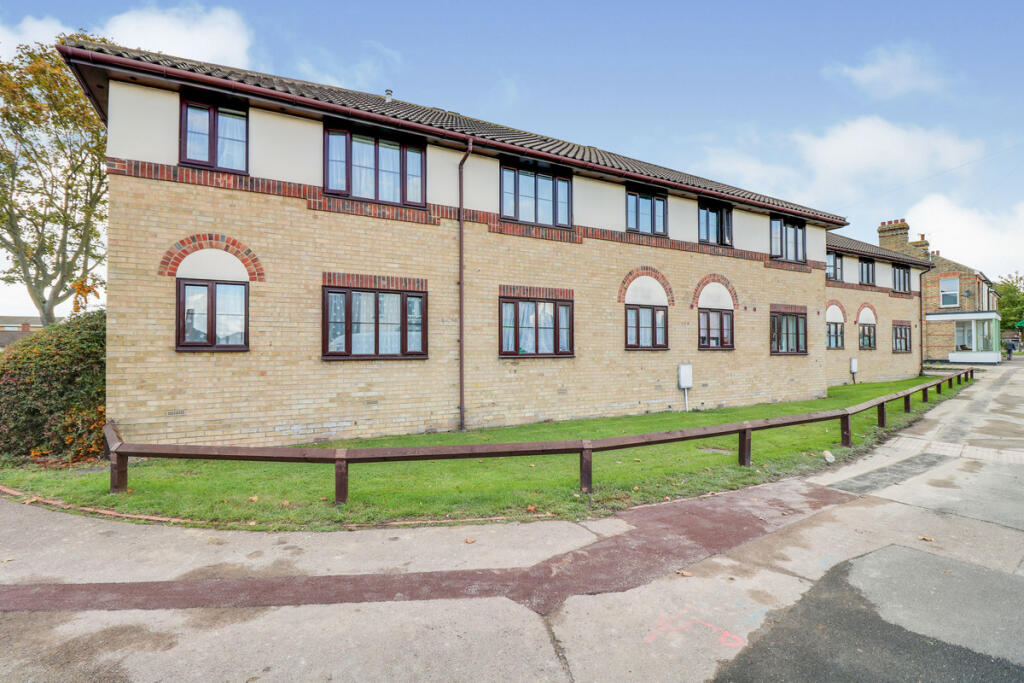 2 bed Flat for rent in Daws Heath. From Gilbert and Rose