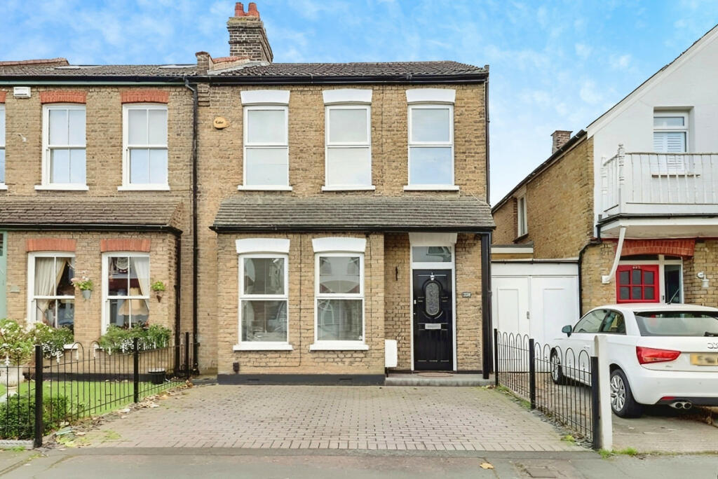 3 bed End Terraced House for rent in Southend-on-Sea. From Gilbert and Rose