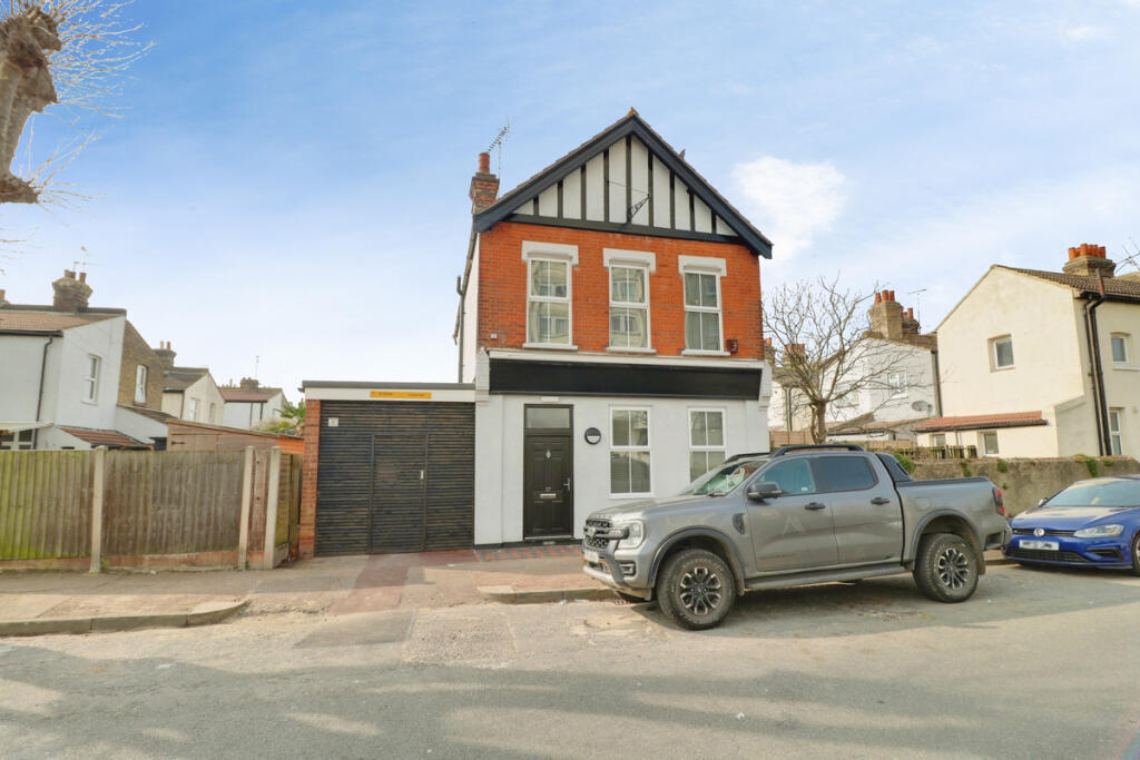 6 bed Detached for rent in Southend-on-Sea. From Gilbert & Rose - Leigh-on-sea 6 bed Detached for rent in Southend-on-Sea. From Gilbert & Rose - Leigh-on-sea