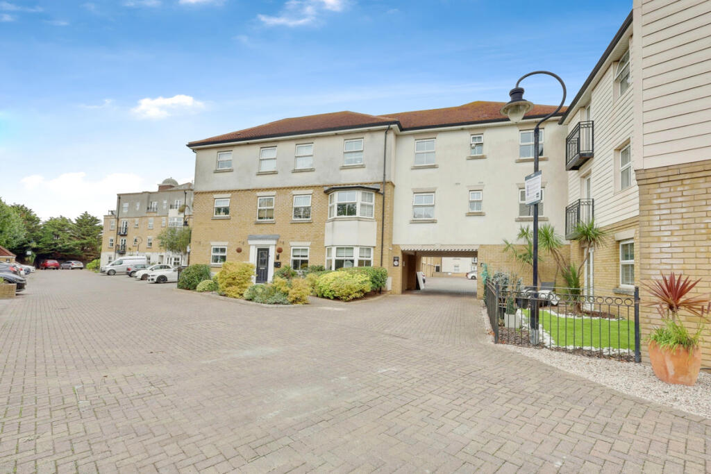 2 bed 1st Floor Flat for rent in Southend-on-Sea. From Gilbert & Rose - Leigh-on-sea