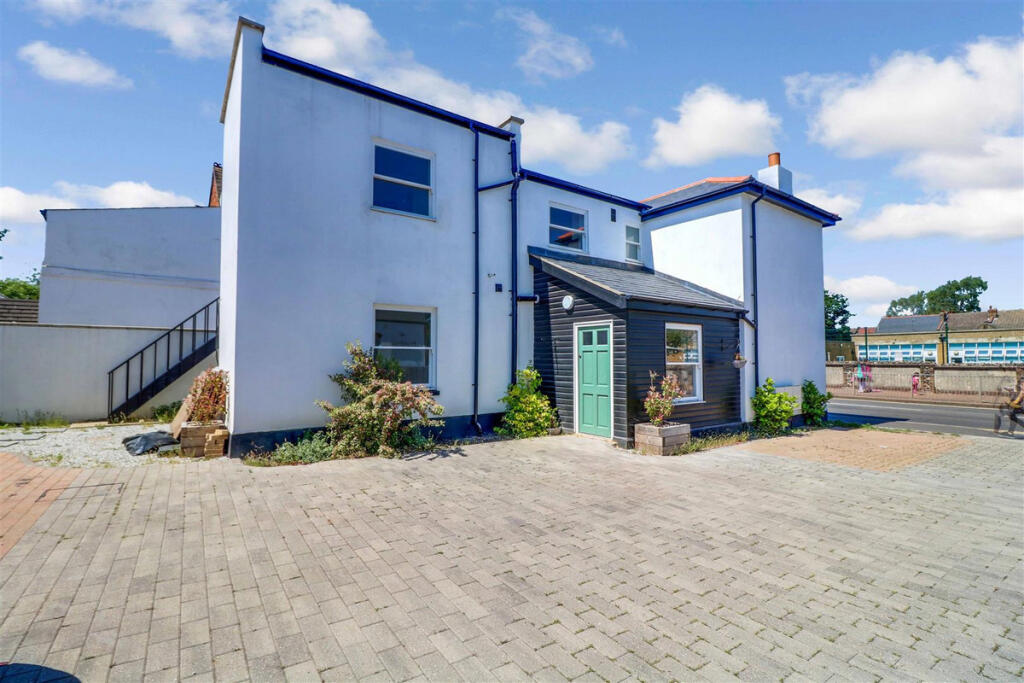 2 bed 1st Floor Flat for rent in Southend-on-Sea. From Gilbert & Rose - Leigh-on-sea