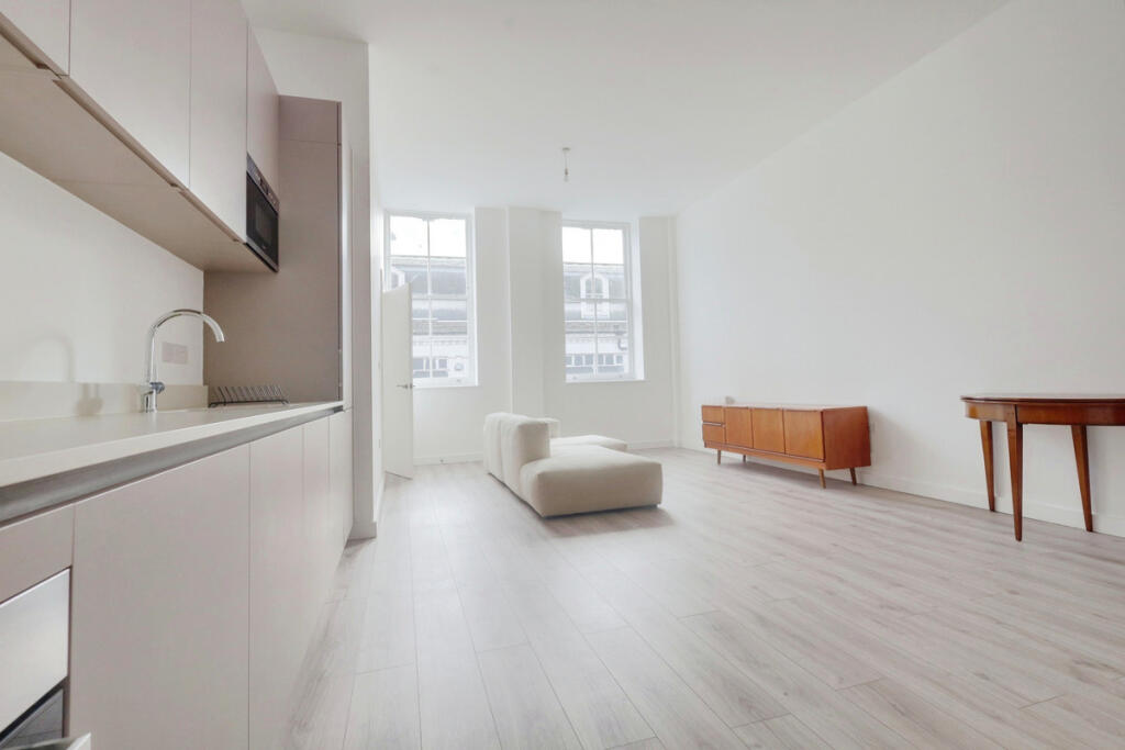 1 bed 1st Floor Flat for rent in Southend-on-Sea. From Gilbert & Rose - Leigh-on-sea