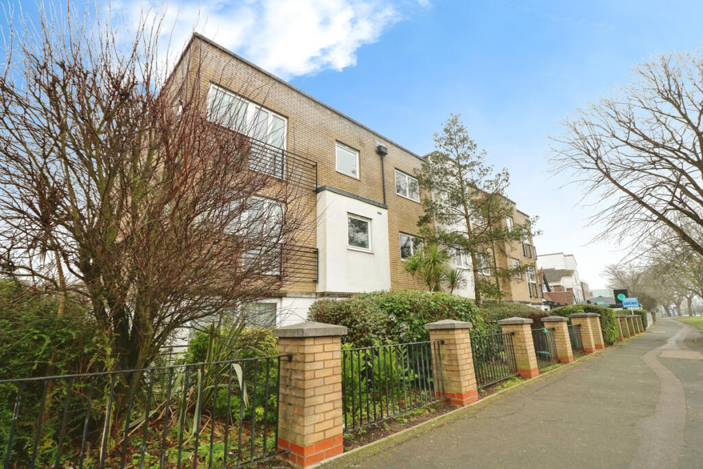 2 bed 1st Floor Flat for rent in Hadleigh. From Gilbert & Rose - Leigh-on-sea 2 bed 1st Floor Flat for rent in Hadleigh. From Gilbert & Rose - Leigh-on-sea