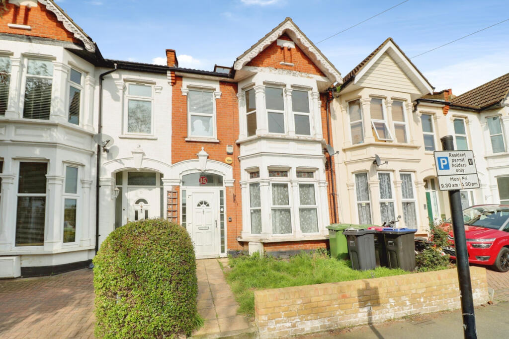 4 bed Mid Terraced House for rent in Southend-on-Sea. From Gilbert & Rose - Leigh-on-sea