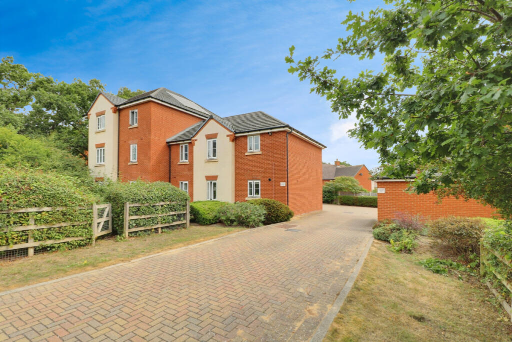 2 bed 1st Floor Flat for rent in Tarpots. From Gilbert & Rose - Leigh-on-sea