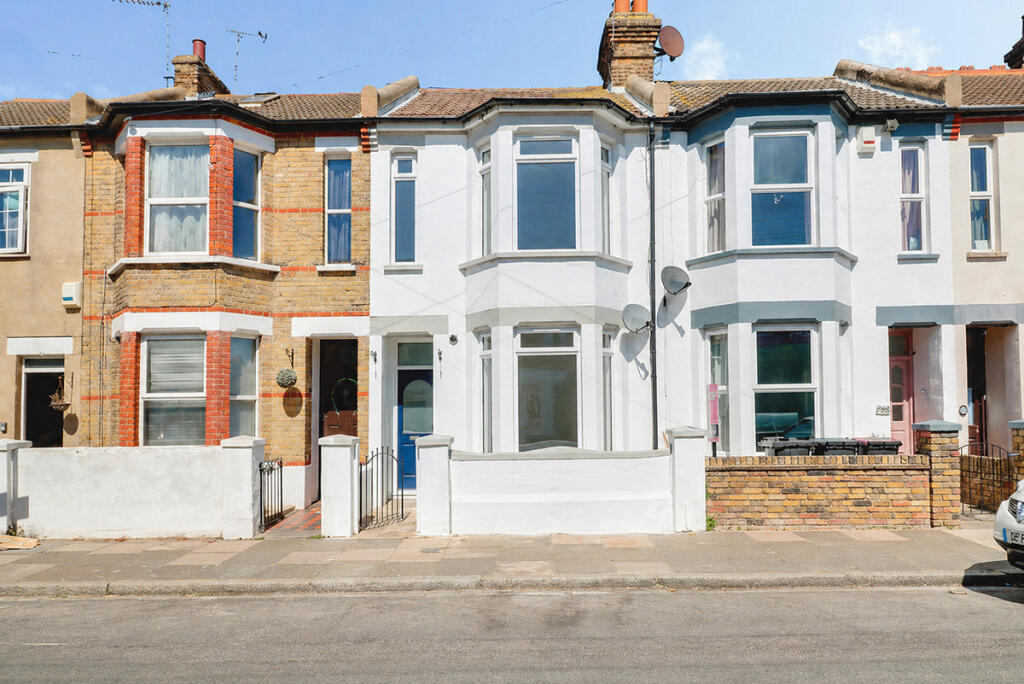 2 bed Mid Terraced House for rent in Southend-on-Sea. From Gilbert & Rose - Leigh-on-sea
