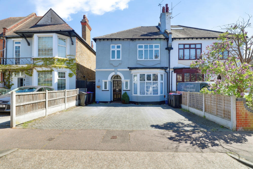 2 bed 1st Floor Flat for rent in Southend-on-Sea. From Gilbert & Rose - Leigh-on-sea