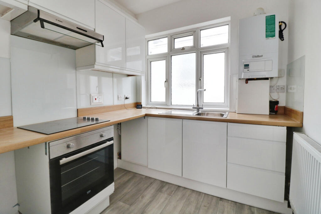 2 bed 1st Floor Flat for rent in Hadleigh. From Gilbert & Rose - Leigh-on-sea