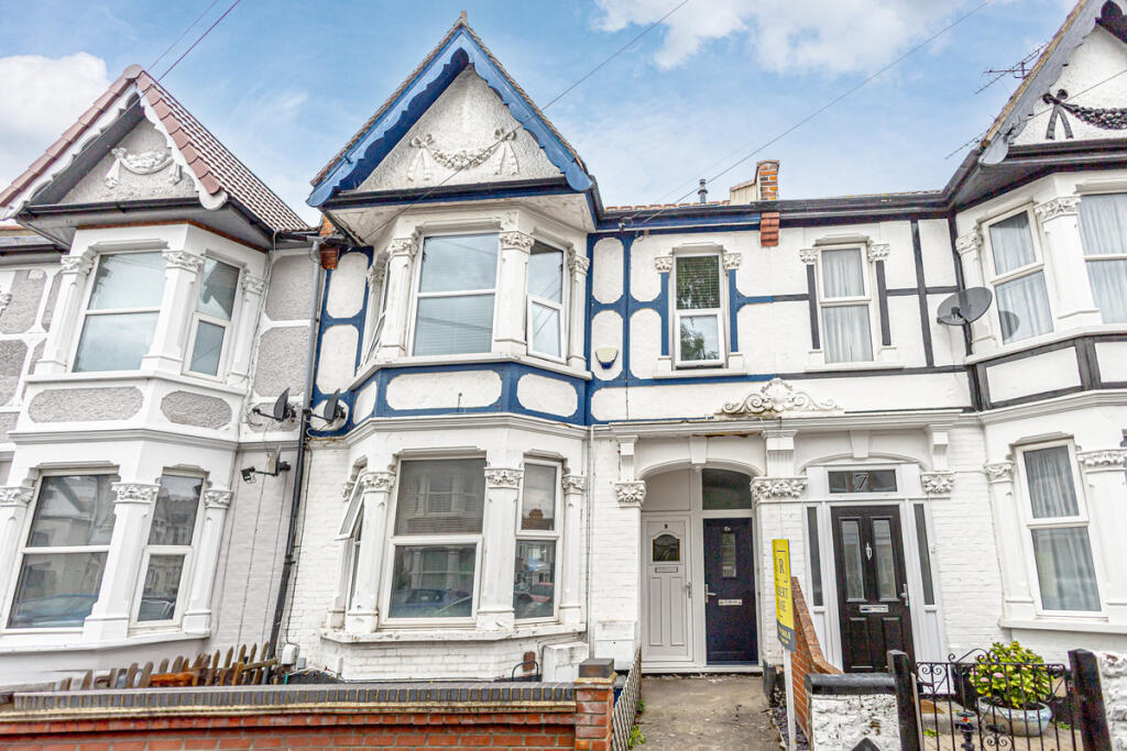 3 bed 1st Floor Flat for rent in Southend-on-Sea. From Gilbert & Rose - Leigh-on-sea