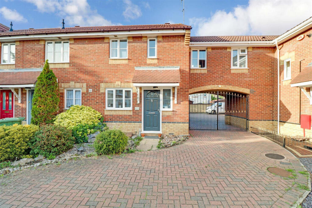 3 bed Mid Terraced House for rent in Basildon. From Gilbert & Rose - Leigh-on-sea