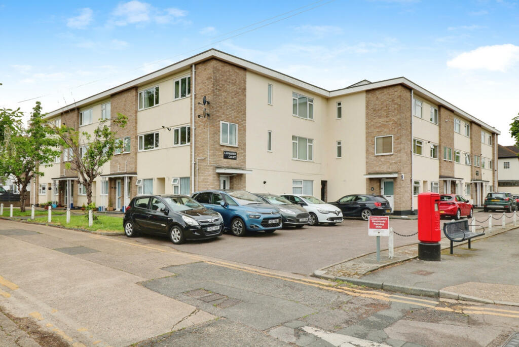 2 bed 1st Floor Flat for rent in Hadleigh. From Gilbert & Rose - Leigh-on-sea