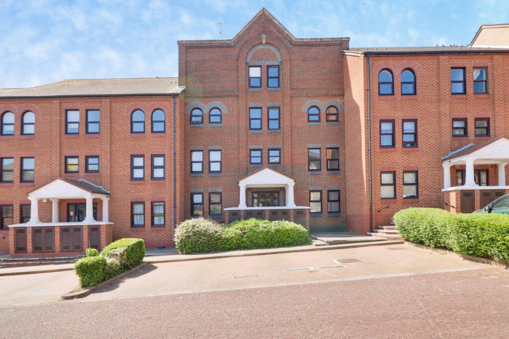 2 bed 1st Floor Flat for rent in Southend-on-Sea. From Gilbert & Rose - Leigh-on-sea
