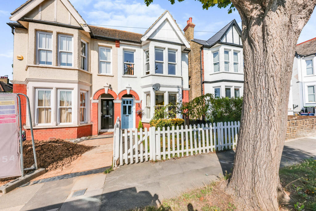 2 bed 1st Floor Flat for rent in Hadleigh. From Gilbert & Rose - Leigh-on-sea
