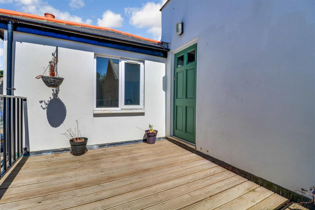 3 bed 1st Floor Flat for rent in Southend-on-Sea. From Gilbert & Rose - Leigh-on-sea