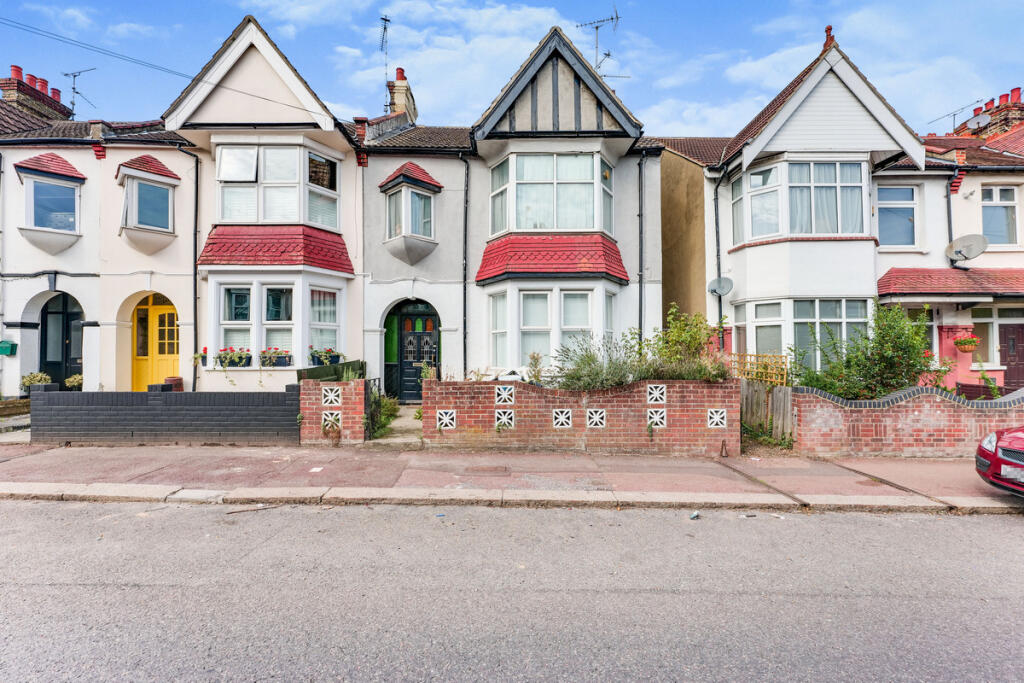 1 bed 1st Floor Flat for rent in Southend-on-Sea. From Gilbert & Rose - Leigh-on-sea