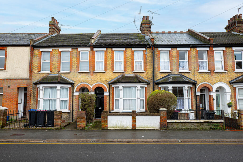 3 bed Mid Terraced House for rent in Southend-on-Sea. From Gilbert & Rose - Leigh-on-sea 3 bed Mid Terraced House for rent in Southend-on-Sea. From Gilbert & Rose - Leigh-on-sea