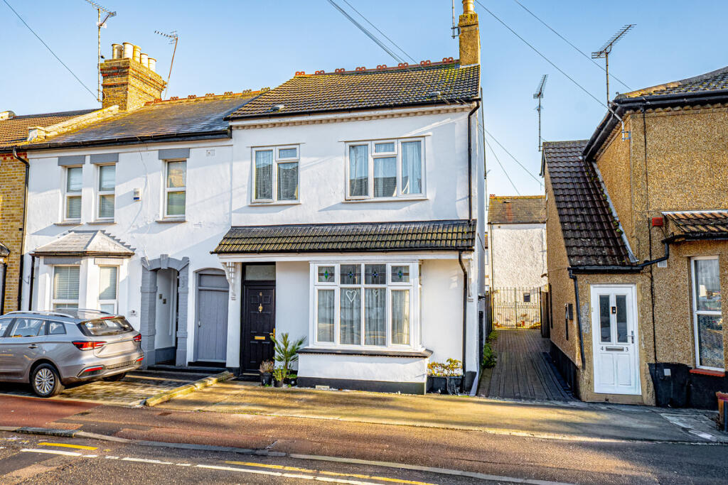 3 bed Semi Detached for rent in Southend-on-Sea. From Gilbert & Rose - Leigh-on-sea 3 bed Semi Detached for rent in Southend-on-Sea. From Gilbert & Rose - Leigh-on-sea