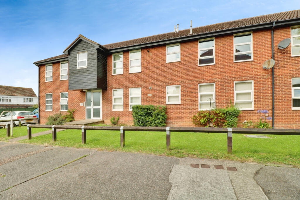 2 bed 1st Floor Flat for rent in Tarpots. From Gilbert & Rose - Leigh-on-sea