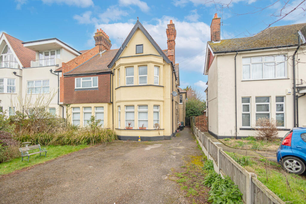 1 bed 1st Floor Flat for rent in Southend-on-Sea. From Gilbert & Rose - Leigh-on-sea