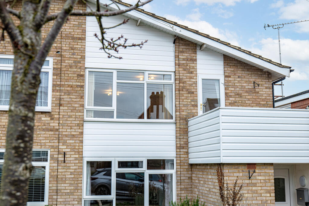 2 bed 1st Floor Flat for rent in Hadleigh. From Gilbert & Rose - Leigh-on-sea