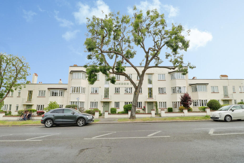 2 bed 1st Floor Flat for rent in Southend-on-Sea. From Gilbert & Rose - Leigh-on-sea 2 bed 1st Floor Flat for rent in Southend-on-Sea. From Gilbert & Rose - Leigh-on-sea