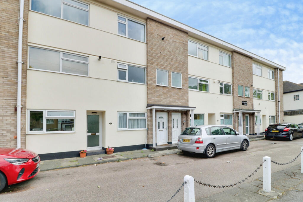 2 bed 1st Floor Flat for rent in Hadleigh. From Gilbert & Rose - Leigh-on-sea