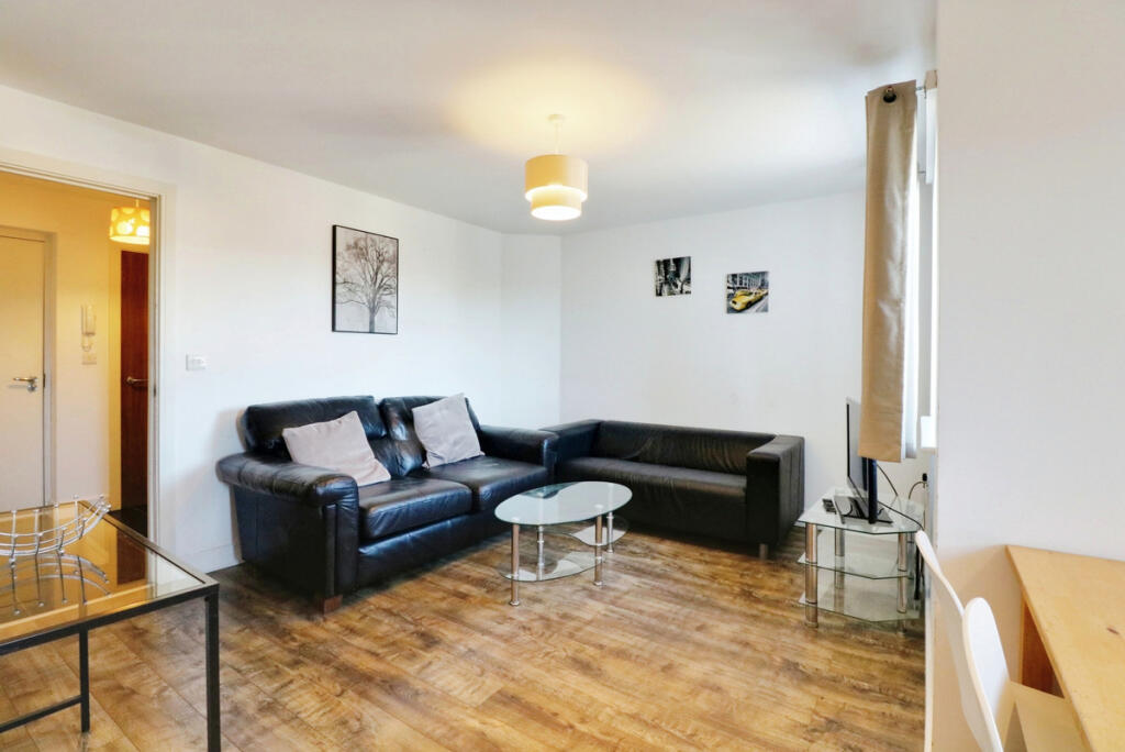 2 bed 1st Floor Flat for rent in Southend-on-Sea. From Gilbert & Rose - Leigh-on-sea