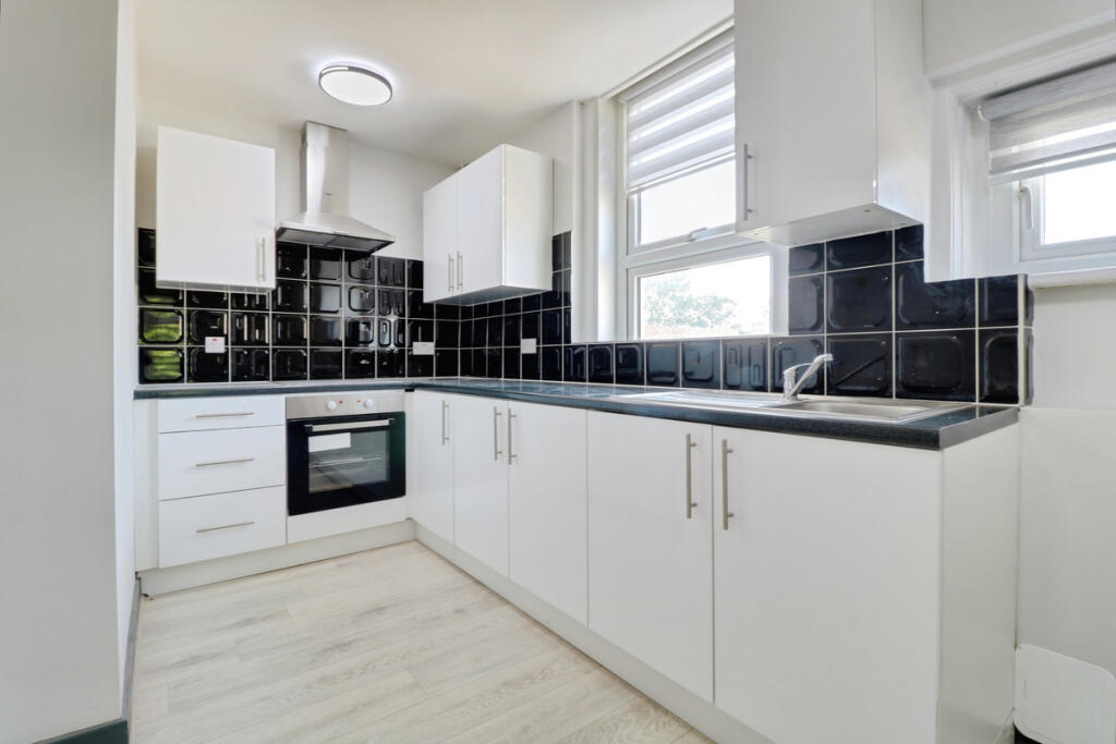 2 bed 1st Floor Flat for rent in Southend-on-Sea. From Gilbert & Rose - Leigh-on-sea