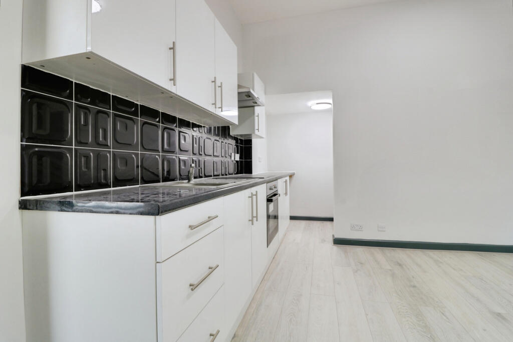 2 bed 1st Floor Flat for rent in Southend-on-Sea. From Gilbert & Rose - Leigh-on-sea
