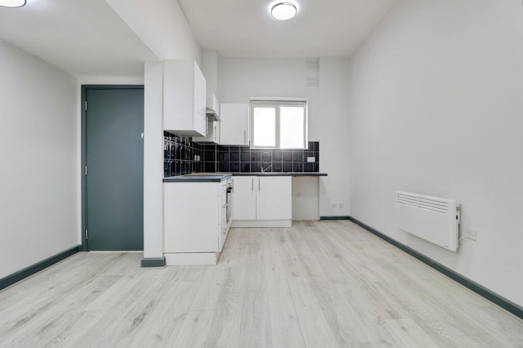 1 bed 1st Floor Flat for rent in Southend-on-Sea. From Gilbert & Rose - Leigh-on-sea