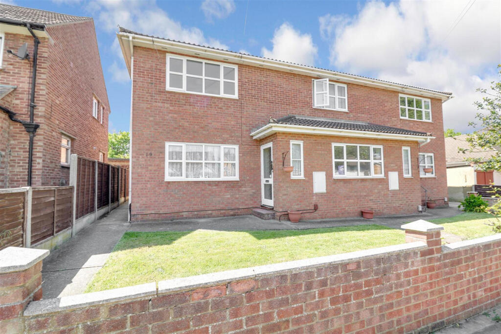 2 bed 1st Floor Flat for rent in Southend-on-Sea. From Gilbert & Rose - Leigh-on-sea 2 bed 1st Floor Flat for rent in Southend-on-Sea. From Gilbert & Rose - Leigh-on-sea