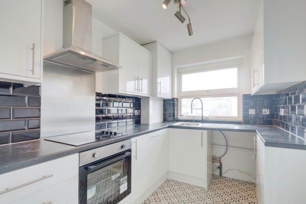 2 bed 1st Floor Flat for rent in Hadleigh. From Gilbert & Rose - Leigh-on-sea