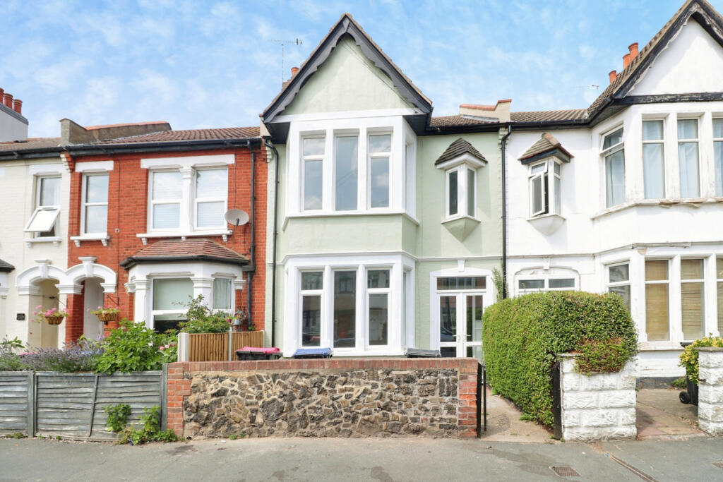 3 bed Mid Terraced House for rent in Southend-on-Sea. From Gilbert & Rose - Leigh-on-sea 3 bed Mid Terraced House for rent in Southend-on-Sea. From Gilbert & Rose - Leigh-on-sea