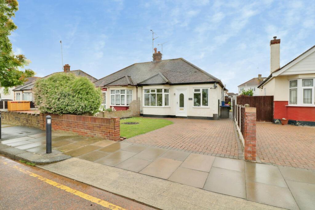 2 bed Bungalow for rent in Rochford. From Gilbert & Rose - Leigh-on-sea 2 bed Bungalow for rent in Rochford. From Gilbert & Rose - Leigh-on-sea