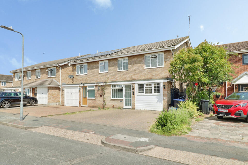 4 bed Semi Detached for rent in Daws Heath. From Gilbert & Rose - Leigh-on-sea 4 bed Semi Detached for rent in Daws Heath. From Gilbert & Rose - Leigh-on-sea