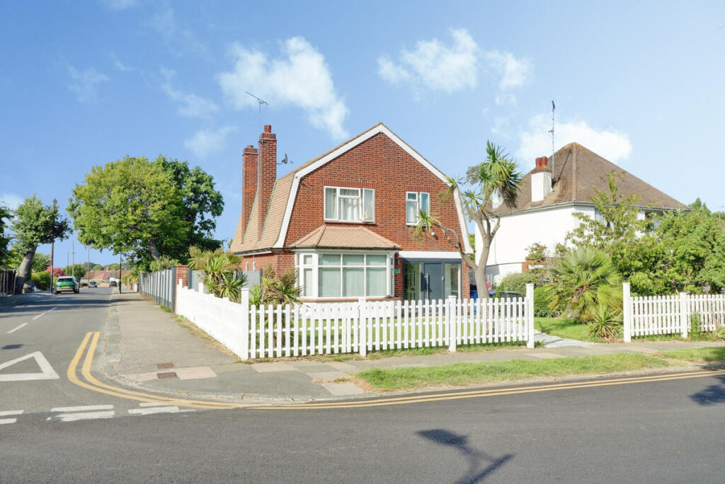 3 bed Detached for rent in Daws Heath. From Gilbert & Rose - Leigh-on-sea 3 bed Detached for rent in Daws Heath. From Gilbert & Rose - Leigh-on-sea