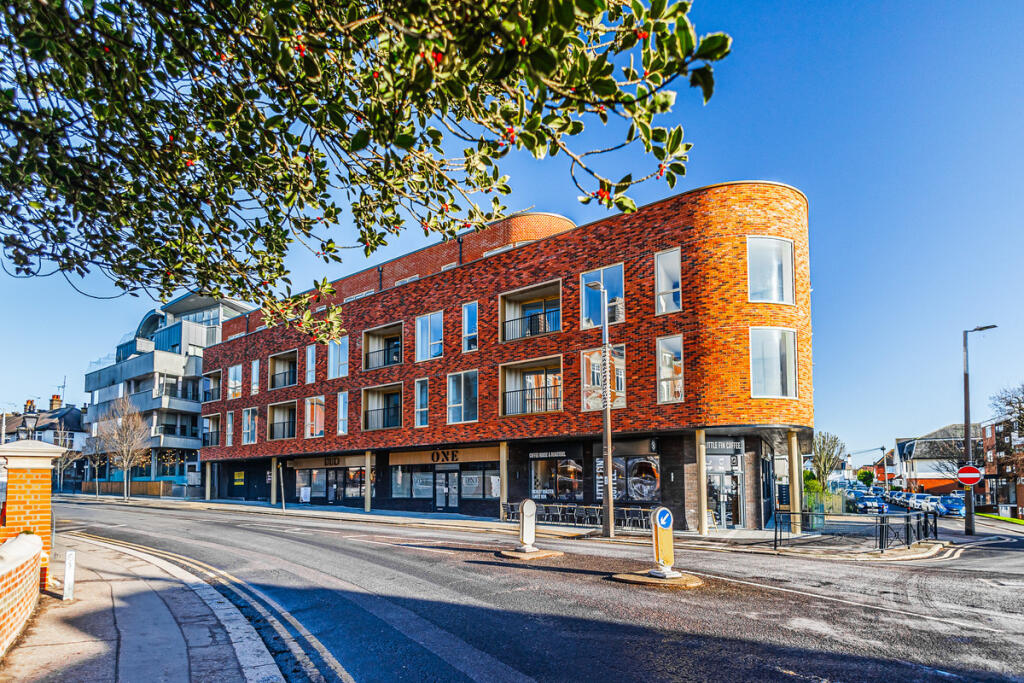 2 bed 1st Floor Flat for rent in Daws Heath. From Gilbert & Rose - Leigh-on-sea 2 bed 1st Floor Flat for rent in Daws Heath. From Gilbert & Rose - Leigh-on-sea