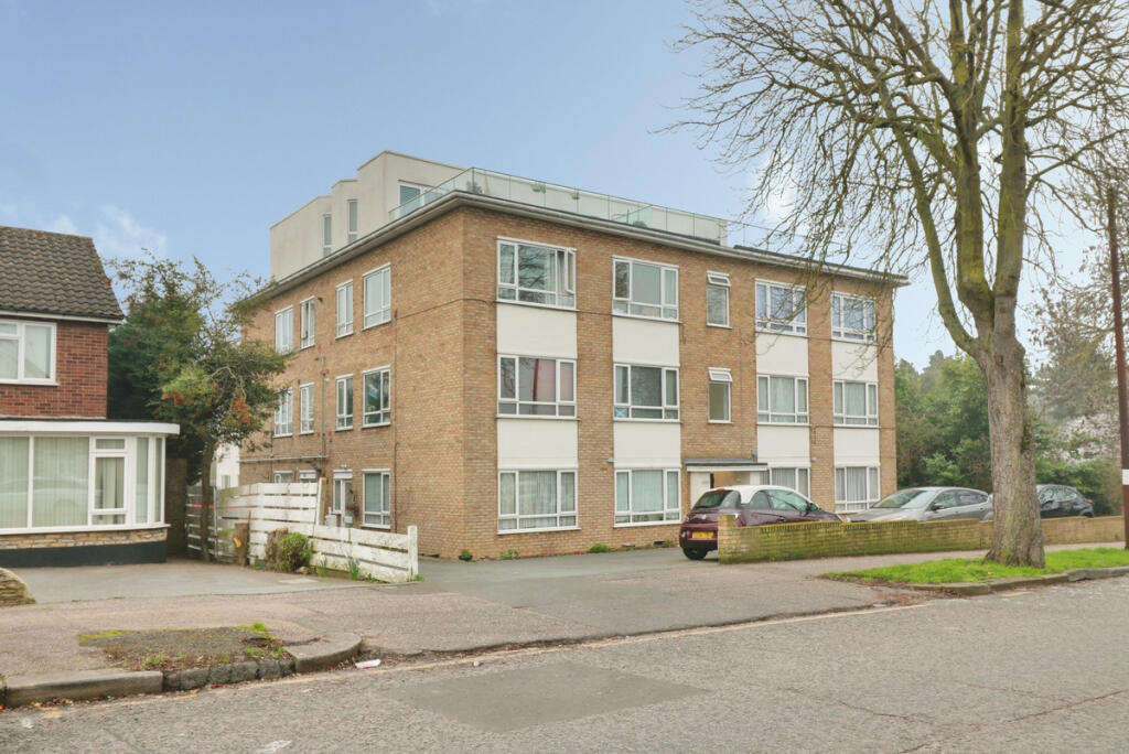 2 bed 1st Floor Flat for rent in Southend-on-Sea. From Gilbert & Rose - Leigh-on-sea