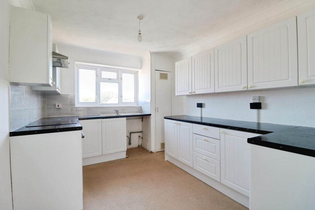 2 bed 1st Floor Flat for rent in Tarpots. From Gilbert & Rose - Leigh-on-sea