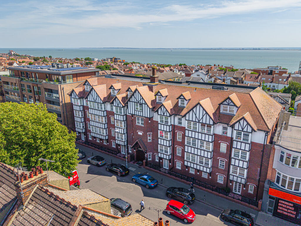 3 bed Penthouse for rent in Southend-on-Sea. From Gilbert & Rose - Leigh-on-sea 3 bed Penthouse for rent in Southend-on-Sea. From Gilbert & Rose - Leigh-on-sea