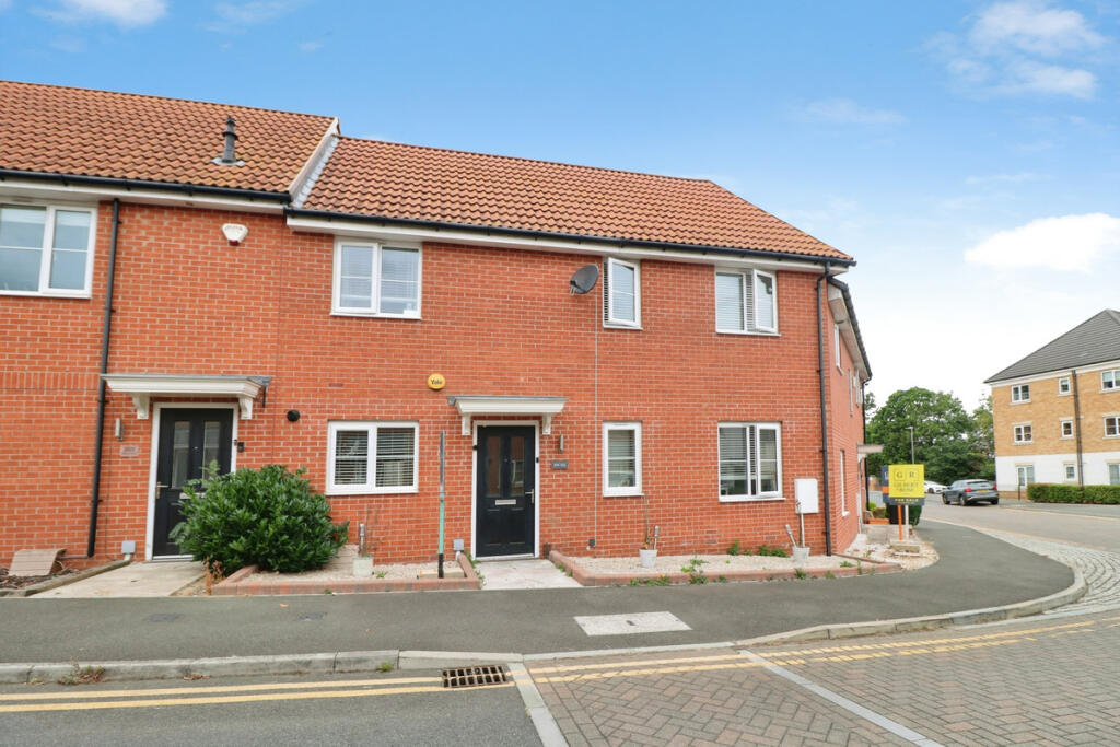 2 bed Mid Terraced House for rent in Basildon. From Gilbert & Rose - Leigh-on-sea