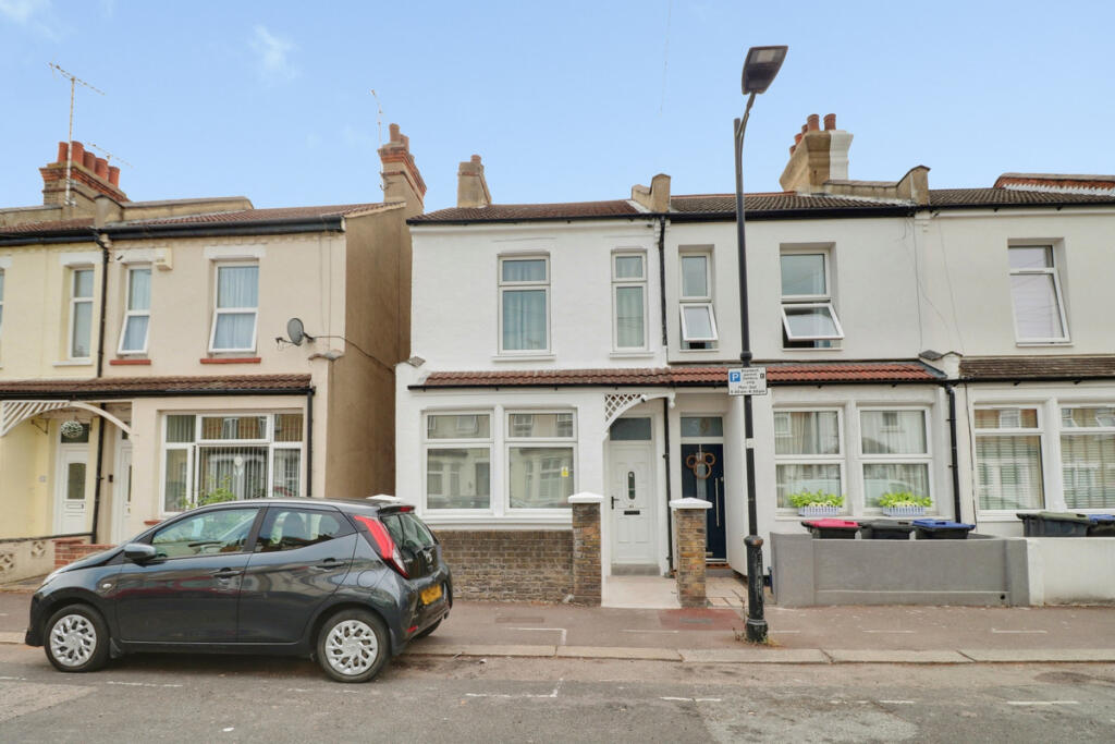 4 bed End of Terrace for rent in Southend-on-Sea. From Gilbert & Rose - Leigh-on-sea