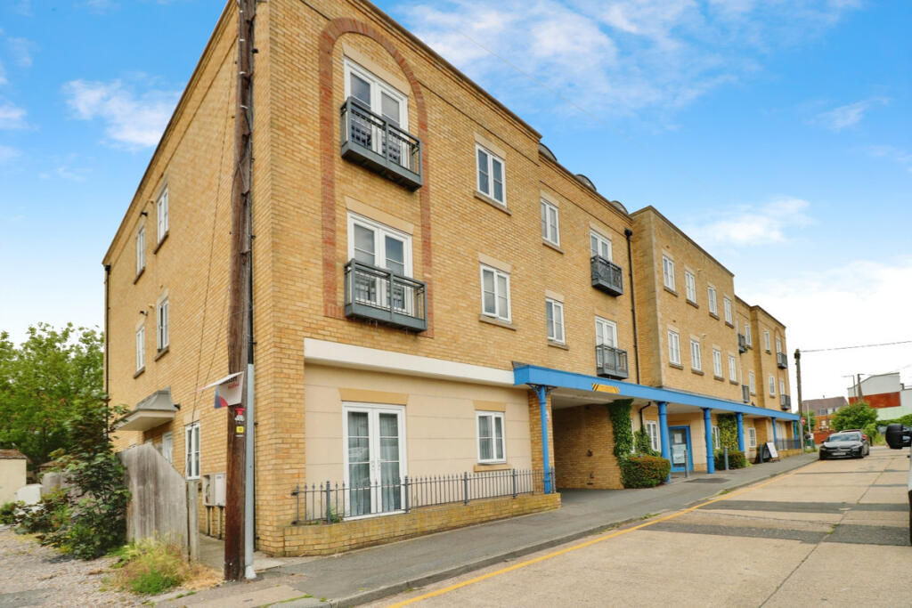 1 bed 1st Floor Flat for rent in Wickford. From Gilbert & Rose - Leigh-on-sea