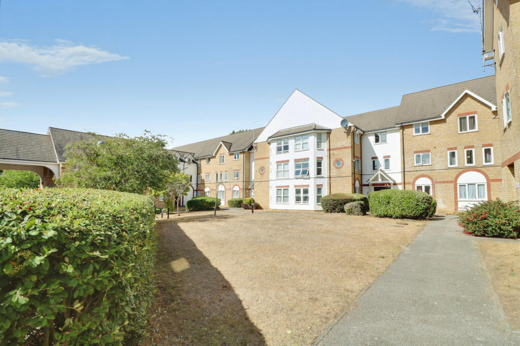 2 bed 1st Floor Flat for rent in Southend-on-Sea. From Gilbert & Rose - Leigh-on-sea