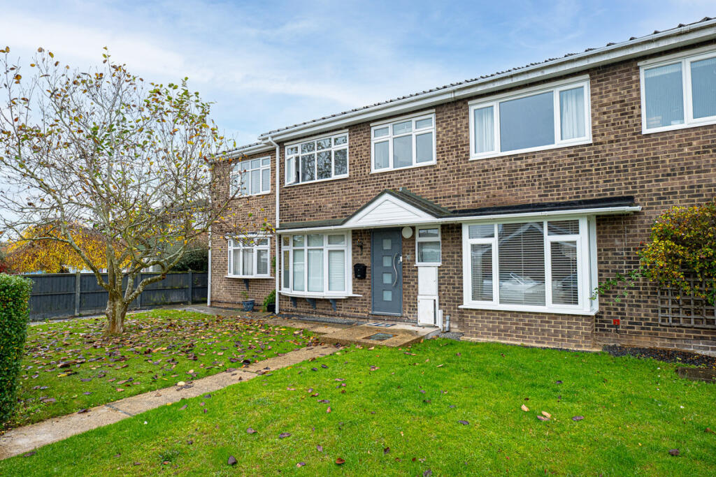 4 bed Semi Detached for rent in Daws Heath. From Gilbert & Rose - Leigh-on-sea 4 bed Semi Detached for rent in Daws Heath. From Gilbert & Rose - Leigh-on-sea