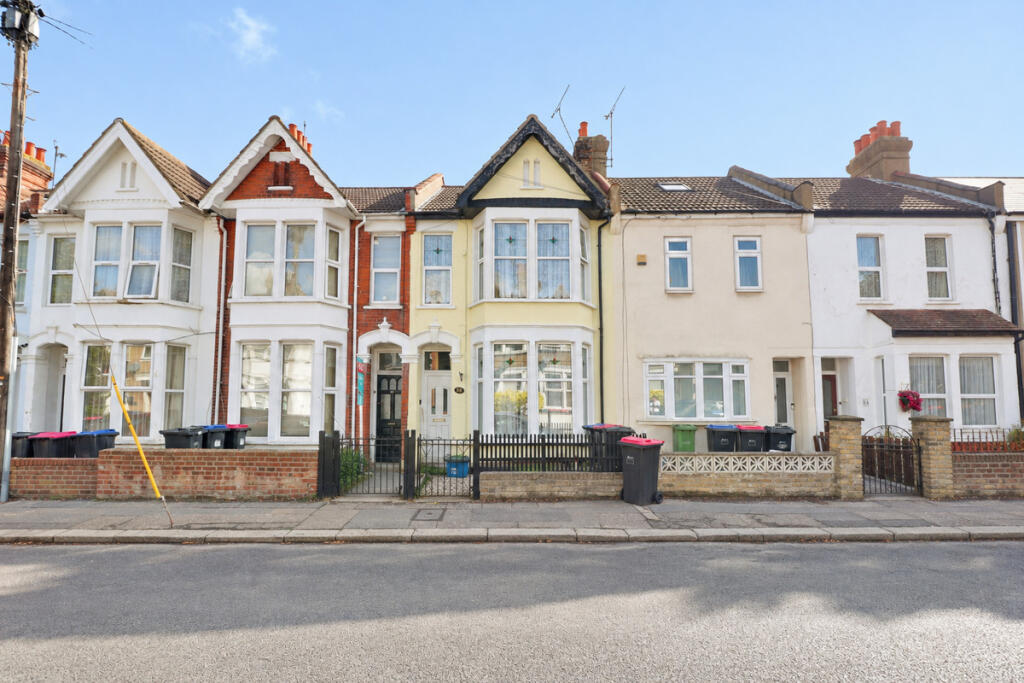 3 bed Mid Terraced House for rent in Southend-on-Sea. From Gilbert & Rose - Leigh-on-sea 3 bed Mid Terraced House for rent in Southend-on-Sea. From Gilbert & Rose - Leigh-on-sea