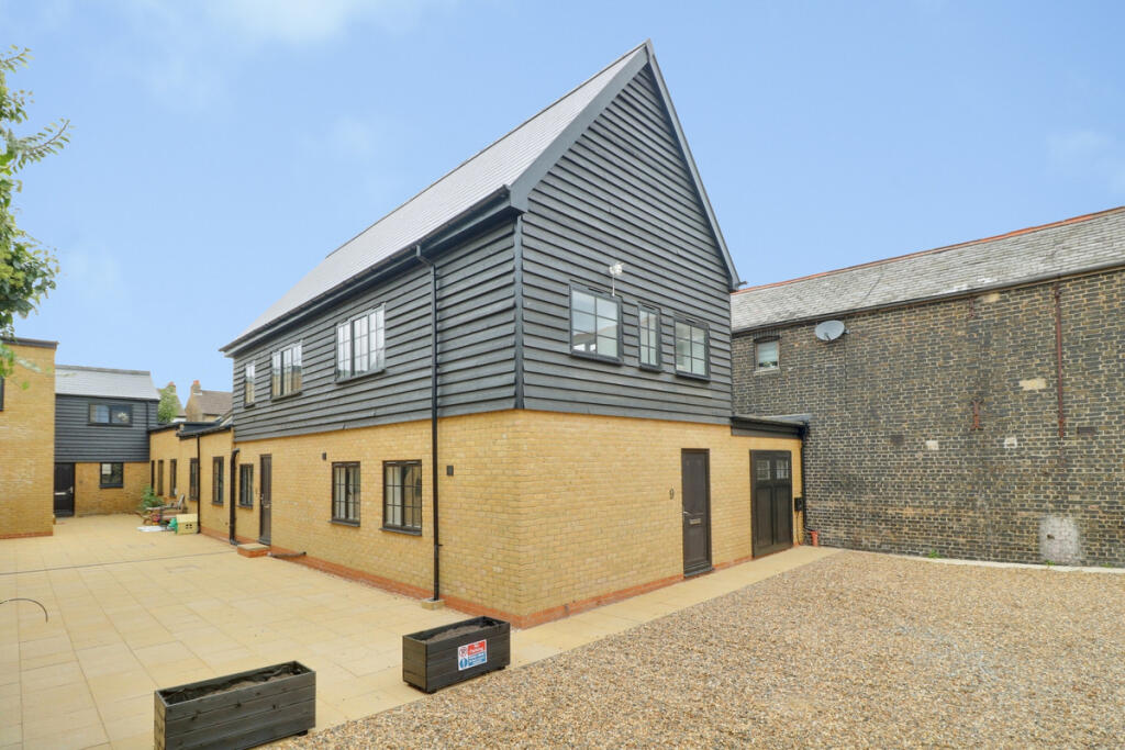2 bed 1st Floor Flat for rent in Southend-on-Sea. From Gilbert & Rose - Leigh-on-sea